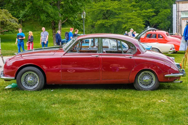 Baden Baden, Німеччина - липень 2019: червоний Jaguar Mk 2 Ii 240 340 седан 1959 1969, зустріч старих людей у Курпарк — стокове фото