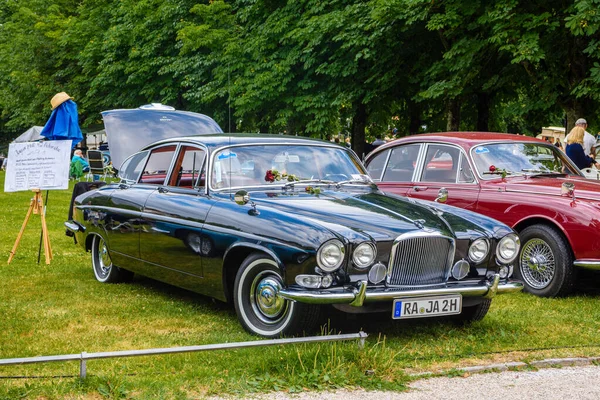 BADEN BADEN, ALEMANHA - JULHO 2019: Black JAGUAR MARK X 420G 1961 1970 sedan limousine, encontro do oldtimer no Kurpark — Fotografia de Stock