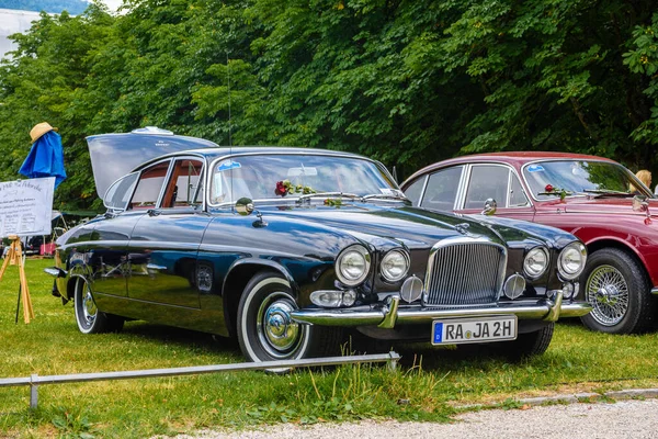 Baden Baden, Germany - July 2019: black Jaguar Mark X 420g 1961 1970 sedan limousine, old timer meeting in Kurpark — 图库照片