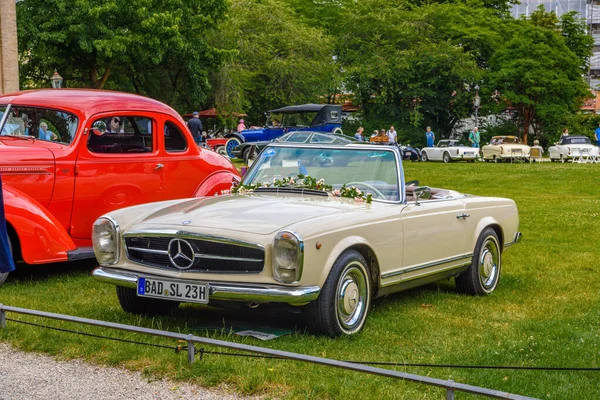 Baden Baden, Німеччина - липень 2019: white beige Mercedes 280 Sl Pagode W113 1963 cabrio, oldtimer meet in Kurpark — стокове фото