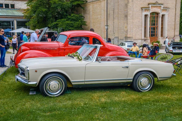 BADEN BADEN, GERMANY - JULY 2019: white beige MERCEDES 280 SL PA — Stock Photo, Image