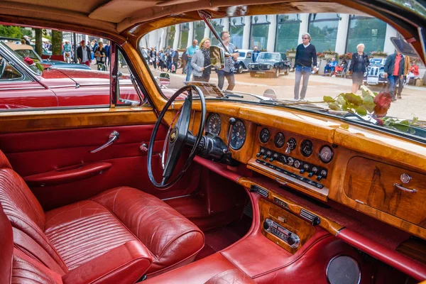 BADEN BADEN, GERMANY - JULY 2019: red leather wooden interior of JAGUAR MARK X 420G 1961 1970 sedan limousine, oldtimer meeting in Kurpark — Stock Photo, Image