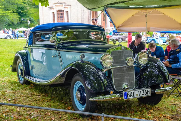 Baden Baden, Німеччина - липень 2019: blue Mercedes-Benz 170 190 Cabriolet A cabrio roadster 1949 1951, oldtimer meeting in Kurpark — стокове фото