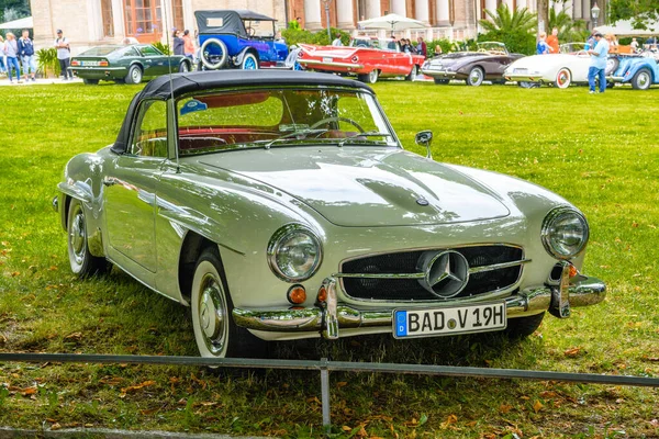 BADEN BADEN, ALEMANIA - JULIO 2019: White beige MERCEDES-BENZ 190 SL roadster cabrio 1955 1963, oldtimer meeting in Kurpark — Foto de Stock