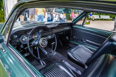 Baden Baden, Almanya - Temmuz 2019: Ford Mustang 'in siyah deri iç döşemesi Üstü açılır ilk nesil 1964 1973, Kurpark' ta eski zaman buluşması