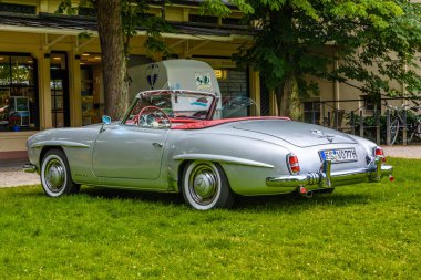 Baden Baden, Almanya - Temmuz 2019: gümüş gri Mercedes-Benz 190 Sl roadster Cabrio 1955 1963, Kurpark 'ta eski zaman toplantısı
