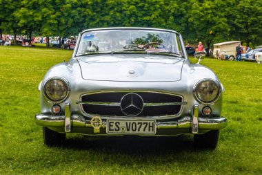 Baden Baden, Almanya - Temmuz 2019: gümüş gri Mercedes-Benz 190 Sl roadster Cabrio 1955 1963, Kurpark 'ta eski zaman toplantısı