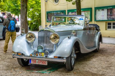 Baden Baden, Almanya - Temmuz 2019: gri Bentley Speed 'li beyaz kaniş Altı Cabrio Roadster 1926, Kurpark' ta yaşlı adam toplantısı