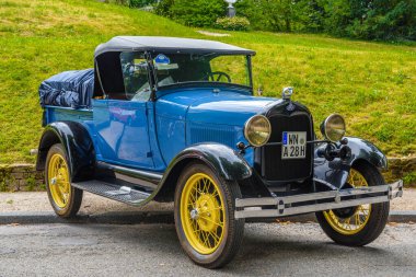 Baden Baden, Almanya - Temmuz 2019: Mavi sarı Ford Model A T 192