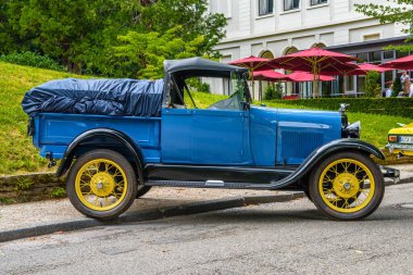 Baden Baden, Almanya - Temmuz 2019: Mavi sarı Ford Model A T 1927 kamyonet, Kurpark 'ta eski zaman buluşması