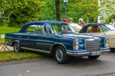 Baden Baden, Almanya - Temmuz 2019: Mavi Mercedes-Benz W111 280se 280 Se coupe 1961, Kurpark 'ta eski zaman buluşması