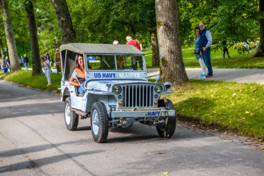Baden Baden, Almanya - Temmuz 2019: Çelik mavisi Jeep Willys Mb Ford Gpw G503 askeri SUv 1940 1945, Kurpark 'ta yaşlılar toplantısı