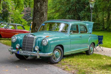 Baden Baden, Almanya - Temmuz 2019: açık yeşil mentollü Mercedes-Benz Ponton W180 220 'ler sedan 1954 1959, Kurpark' ta yaşlı adam toplantısı