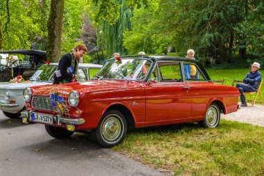 Baden Baden, Almanya - Temmuz 2019: kırmızı Ford Taunus Kardinal P4 12 metre Cabrio 1966, Kurpark 'ta eski zaman toplantısı