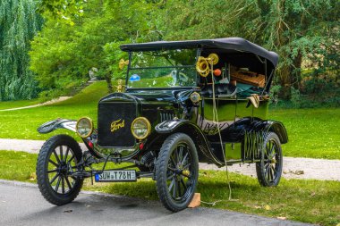 Baden Baden, Almanya - Temmuz 2019: Siyah Ford Model A T 1927 Cabrio Roadster, Kurpark 'ta eski zaman toplantısı