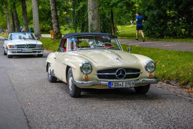 Baden Baden, Almanya - Temmuz 2019: bej bej fildişi beyaz Mercedes-Benz 190 Sl roadster Cabrio 1955 1963, Kurpark 'ta eski zaman buluşması