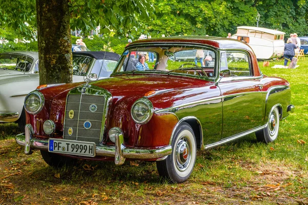 БАДЕН-БАДЕН, ГЕРМАНИЯ - ИЮЛЬ 2019 ГОДА: красный MERCEDES-BENZ W128 220SE 2 — стоковое фото