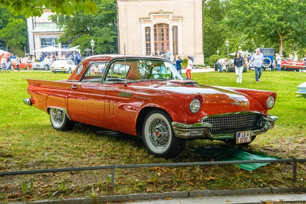 巴登 · 巴登（德语：Baden Baden, Germany）- 2019年7月：1955年红色橙色福特雷鸟第一代跑车（英语：Red orange Ford Thunderbird first generation coupe 1955, old timer meeting in Kurpark） 。 — 图库照片