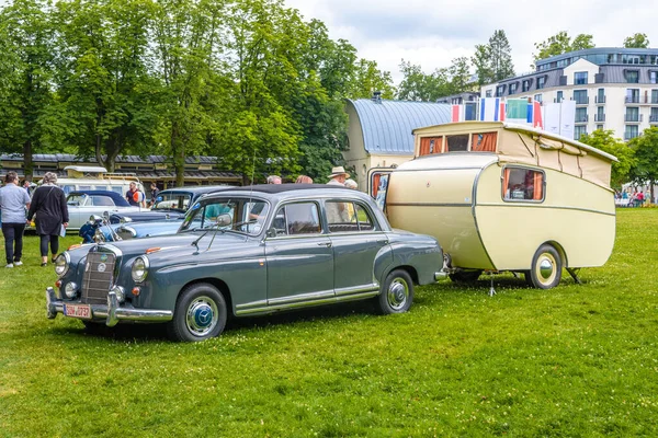 BADEN BADEN, GERMANY - JULY 2019: blue gray MERCEDES-BENZ 220 SE Sedan W128 1958 1960 with trailer house, oldtimer meeting in Kurpark — Stock Photo, Image