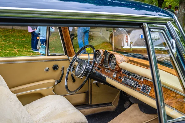 Baden Baden, Duitsland - juli 2019: beige leren interieur van Mercedes-Benz W111 280se 280 Se coupe 1961 1971, oldtimer meeting in Kurpark — Stockfoto