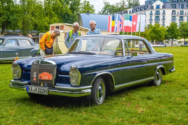 Baden Baden, Γερμανία - Ιούλιος 2019: σκούρο μπλε Mercedes-Benz W111 280se 280 Se coupe 1961 1971, oldtimer meeting in Kurpark — Φωτογραφία Αρχείου