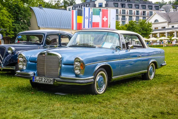 BADEN BADEN, GERMANY - JULY 2019: blue beige MERCEDES-BENZ W111 280SE 280 SE coupe 1961 1971, oldtimer meeting in Kurpark — Stock Photo, Image