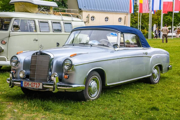 Baden Baden, Německo - červenec 2019: stříbrná šedá modrá Mercedes-Benz — Stock fotografie