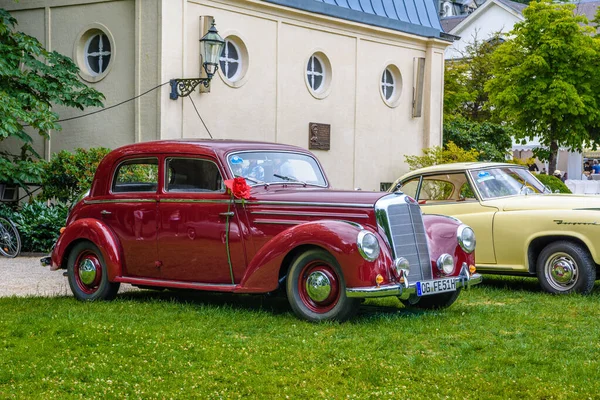 Baden Baden, Niemcy - lipiec 2019: ciemnoczerwony Mercedes-Benz 220 limuzyna sedan W187, spotkanie oldtimer w Kurpark — Zdjęcie stockowe