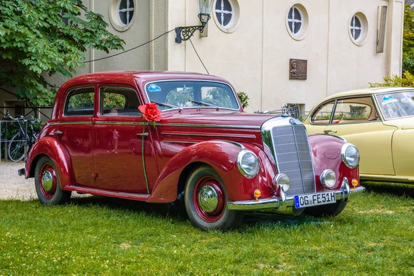 Baden Baden, Німеччина - липень 2019: темно-червоний Mercedes-Benz 220 Лімузин седан W187, зустріч старих людей в Курпарк — стокове фото