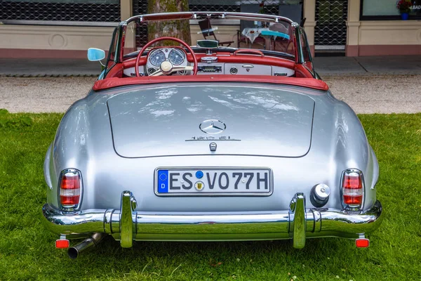 BADEN BADEN, ALEMANIA - JULIO 2019: gris plateado MERCEDES-BENZ 190 SL roadster cabrio 1955 1963, oldtimer meeting in Kurpark —  Fotos de Stock