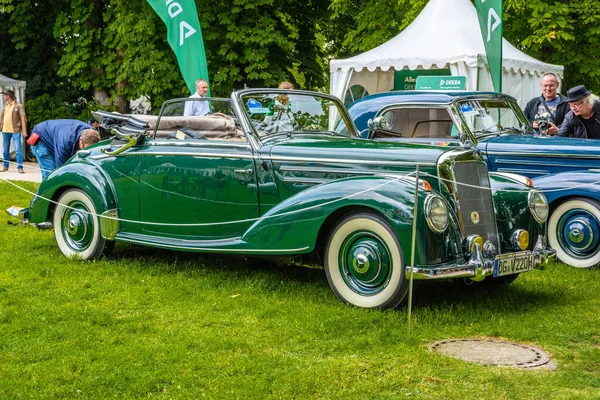 BADEN BADEN, ALEMANIA - JULIO 2019: verde MERCEDES-BENZ 220 cabrio — Foto de Stock