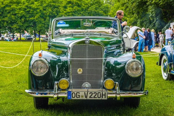 BADEN BADEN, ALEMANIA - JULIO 2019: cabriolet verde MERCEDES-BENZ 220 Un roadster de taxis W187 1951 1955, reunión de veteranos en Kurpark — Foto de Stock