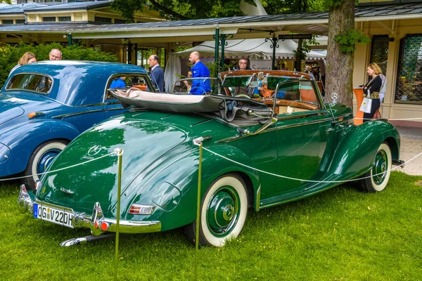 Baden Baden, Niemcy - lipiec 2019: zielony Mercedes-Benz 220 cabrio roadster W187 1951 1955, spotkanie oldtimer w Kurpark — Zdjęcie stockowe