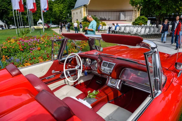 Baden Baden, Німеччина - липень 2019: червона біла шкіряна інтер'єр другого покоління Ford Thunderbird Aka Square Bird cabrio 1958, old timer meeting in Kurpark — стокове фото