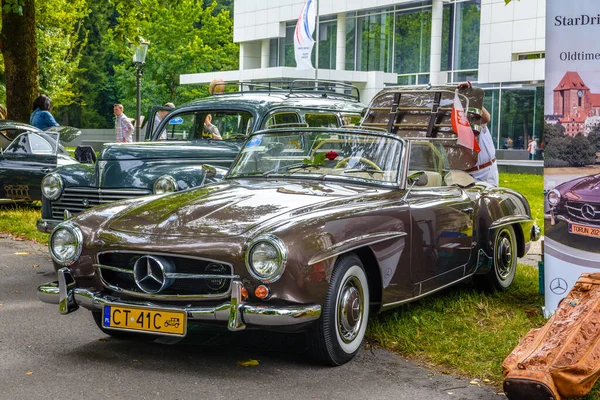 Baden Baden, Німеччина - липень 2019: коричневий Mercedes-Benz 190 Sl roadster cabrio 1955 1963, зустріч старожилів в Курпарк — стокове фото