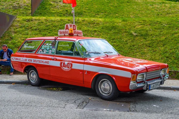 Baden Baden, Γερμανία - Ιούλιος 2019: κόκκινο λευκό Ford Taunus P7 17m 20m 26m 1967 1971 estate combi universal Avd, oldtimer meeting in Kurpark — Φωτογραφία Αρχείου