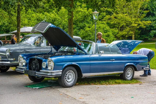 Baden Baden, Niemcy - lipiec 2019: ciemnoniebieski Mercedes-Benz W111 280se 280 Se coupe 1961 1971, spotkanie oldtimerów w Kurpark — Zdjęcie stockowe