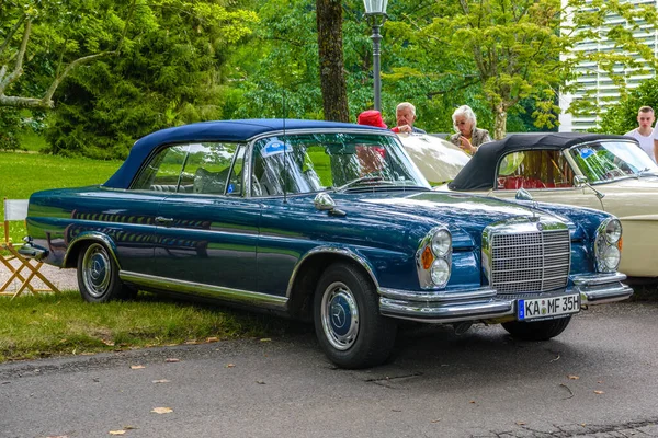 BADEN BADEN, TYSKLAND - JULI 2019: blå MERCEDES-BENZ W111 280SE 280 SE coupe 1961 1971, oldtidsmøde i Kurpark - Stock-foto