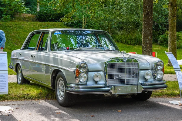 Baden Baden, Німеччина - липень 2019: срібний сірий Mercedes-Benz W111 280se 280 Se купе 1961 1971, зустріч старожилів у Курпарк — стокове фото