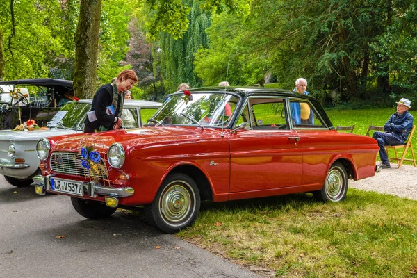 BADEN BADEN, ALEMANIA - JULIO 2019: rojo FORD TAUNUS CARDINAL P4 12M cabrio 1962 1966, reunión de ancianos en Kurpark — Foto de Stock