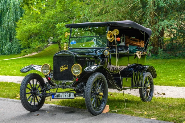 BADEN BADEN, ALEMANHA - JULHO 2019: Black FORD MODEL A T-1927 cabrio roadster, encontro oldtimer no Kurpark — Fotografia de Stock