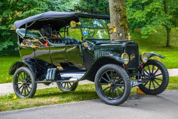 BADEN BADEN, ALEMANHA - JULHO 2019: Black FORD MODEL A T-1927 cabrio roadster, encontro oldtimer no Kurpark — Fotografia de Stock