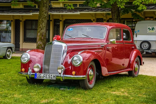 BADEN BADEN, GERMANY - JULY 2019: dark red MERCEDES-BENZ 220 limousine sedan W187, oldtimer meeting in Kurpark — Stock Photo, Image