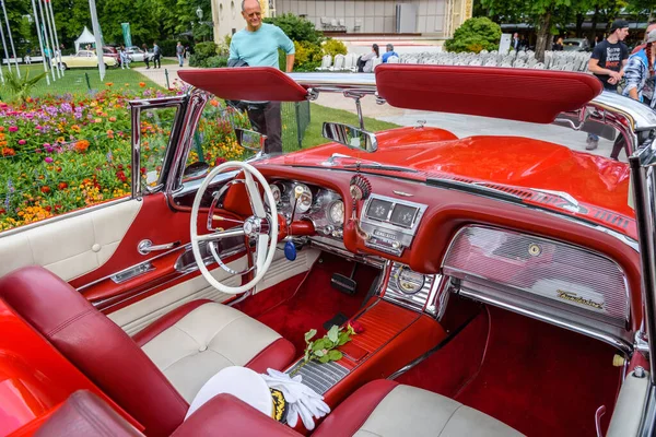 BADEN BADEN, ALEMANHA - JULHO 2019: interior de couro branco vermelho de segunda geração FORD THUNDERBIRD AKA Square Bird cabrio 1958, encontro de oldtimer em Kurpark — Fotografia de Stock