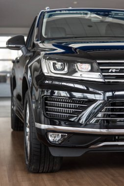 Novokuznetsk, Rusya - 02 Eylül 2017: Far Volkswagen Touareg R-Line Bayilik Novokuznetsk Volkswagen içinde