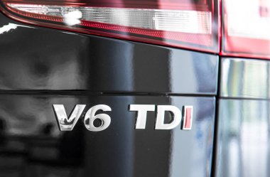 Novokuznetsk, Rusya - 02 Eylül 2017: Volkswagen Touareg R-Line arka görünümünde Bayilik Novokuznetsk Volkswagen  