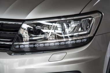 Novokuznetsk, Rusya - 02 Eylül 2017: Far Volkswagen Tiguan Bayilik Novokuznetsk Volkswagen