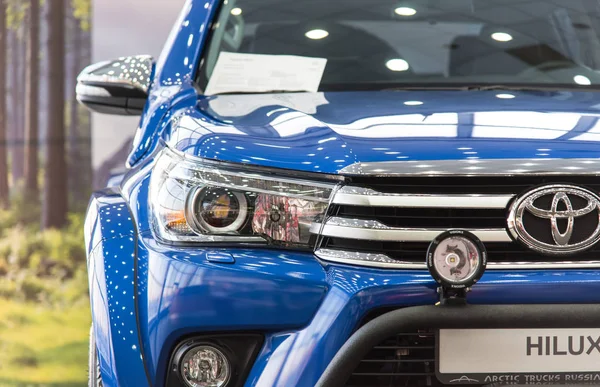 Kuzbass Rusko Prosince 2017 Světlometů Toyota Hilux Arctic Trucks Dealerství — Stock fotografie