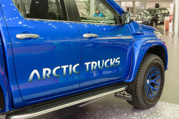 Kuzbass Rússia Dezembro 2017 Close Logo Arctic Trucks Toyota Hilux — Fotografia de Stock