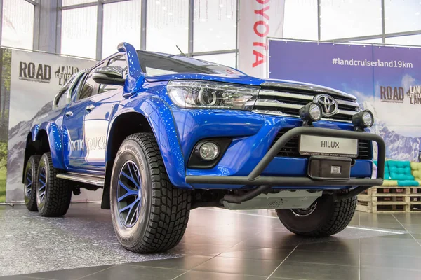 Kuzbass Russland Dezember 2017 Toyota Hilux Arctic Trucks Autohaus Toyota lizenzfreie Stockfotos